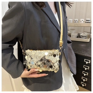 Gros plan détaillé des paillettes dorées scintillantes sur ce sac à bandoulière