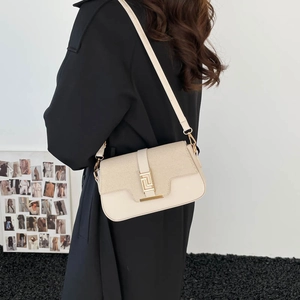 Borsa a tracolla bianco crema in pelle con chiusura geometrica dorata e catena