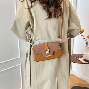 Borsa a tracolla patchwork in pelle e tessuto marrone con fibbia in metallo dorato