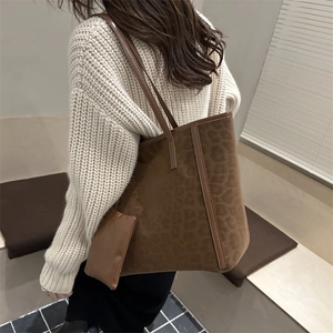 Grand sac cabas chic à motif léopard avec pochette assortie porté à l'épaule