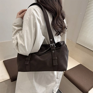 Sac à bandoulière marron foncé rétro grande capacité avec finition mate et boucles en métal