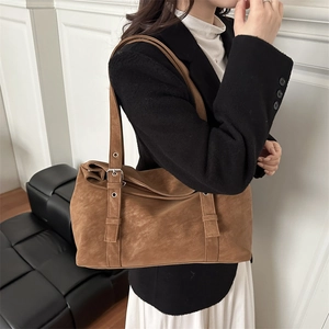 Sac à épaule rétro marron mat, idéal pour les trajets quotidiens chic de l'automne