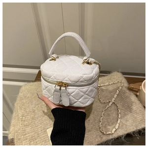 Primer plano de mini bolso caja acolchado blanco con cadena dorada y doble cremallera