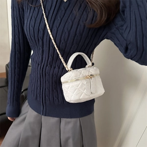 Bolso bandolera acolchado blanco con cadena dorada y asa superior de moda
