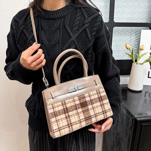 Sac à main vintage en tweed et cuir avec fermoir rotatif argenté et bandoulière