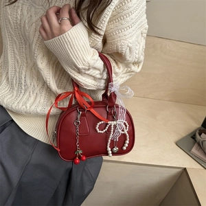Borsa a mano vintage rossa con fiocco di nastro, perle e ciondolo a forma di ciliegia