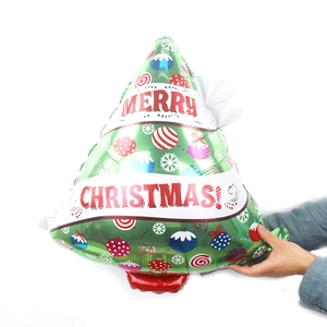 Weihnachtsbaum-Folienballon mit Merry Christmas Schriftzug für festliche Dekoration