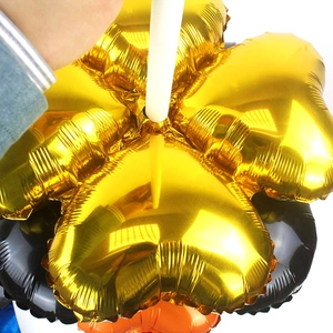 Detail van bloembladvormige folieballonnen voor decoratie van bogen en kolommen