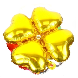 Detail van klavertjevier folieballon met gouden hartvormen voor feestelijke decoratie