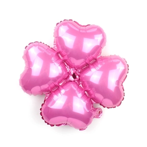 Detail van roze hartvormige klavertje vier folieballon met een metallic glans