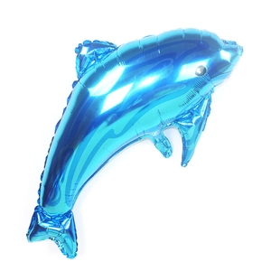 Detail eines großen blauen Delphin-Folienballons mit Metallic-Glanz für Ozean-Themenpartys
