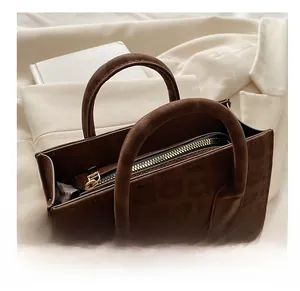 Detailansicht der Beuteltasche mit Leopardenmuster, Goldreißverschluss und braunem Wildleder