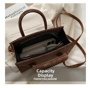 Detailansicht der großen Kapazität und Innenstruktur der dunkelbraunen Leder-Shopper-Tasche