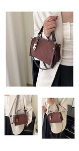 Détail du sac matelassé marron avec boucle en métal doré et bandoulière amovible réglable