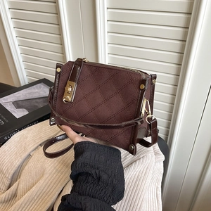 Sac bandoulière en daim et cuir marron foncé matelassé avec boucle en métal doré