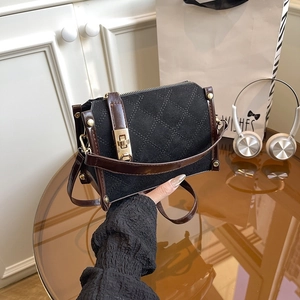 Sac à main en toile matelassée avec garniture en cuir brun et fermoir doré