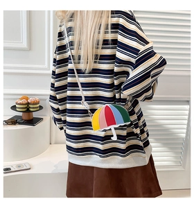 Creatieve parapluvormige crossbodytas met regenboog-patchwork gedragen door model