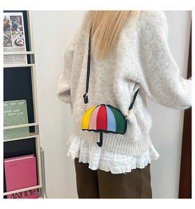 Detail van een mini crossbodytas in parapluvorm met een levendig veelkleurig patchwork
