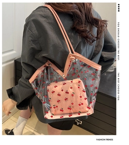 Détail du cabas transparent en PVC avec imprimé cerise et pochette intérieure rose