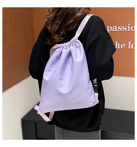 Detail eines hellvioletten Tunnelzug-Rucksacks mit wasserfestem Stoff und Trägern