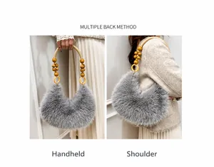 Sac croissant en fausse fourrure grise avec poignée en bois porté à la main et à l'épaule