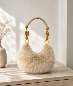 Détail du sac à main en peluche kaki avec perles en bois et poignée en corde tressée