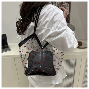 Bolso tote transparente de PVC con estampado de cerezas y correa de cuero en modelo