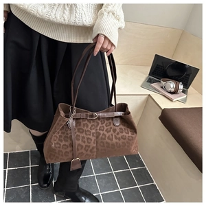 Sac fourre-tout léopard grande capacité avec bandoulière porté dans un décor moderne