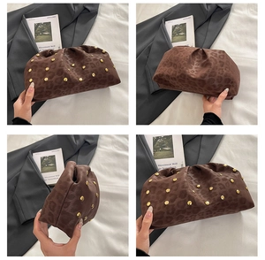 Détails de la pochette léopard avec clous dorés et design plissé type nuage