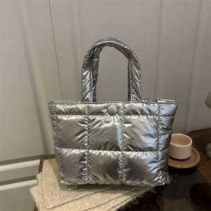 Sac fourre-tout matelassé argent métallique avec texture rembourrée et bouton pression