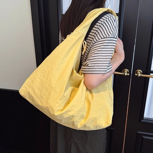 Grote gele geplooide nylon draagtas voor dames, ideaal voor dagelijks casual gebruik