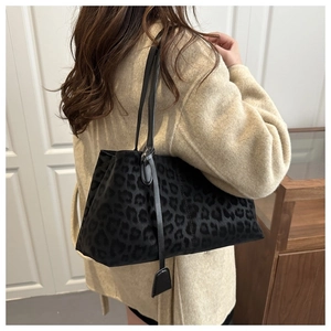 Detail der großen schwarzen Shopper-Tasche mit Leopardenmuster und weicher Felltextur