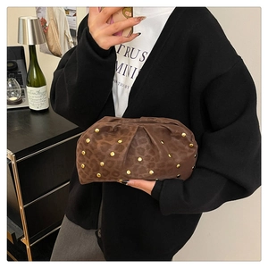 Détail de pochette léopard avec clous dorés et texture plissée froncée élégante