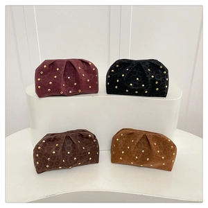 Détail de sacs de soirée plissés avec imprimé léopard et rivets dorés en quatre coloris