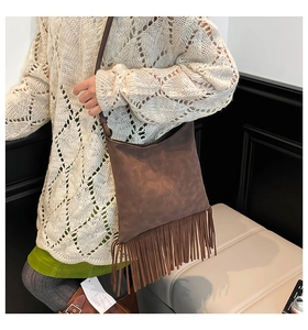 Vue détaillée du sac cabas en daim marron avec franges élégantes et fine bandoulière cuir
