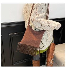 Détail du cabas en daim marron avec de longues franges et un style bohème rétro