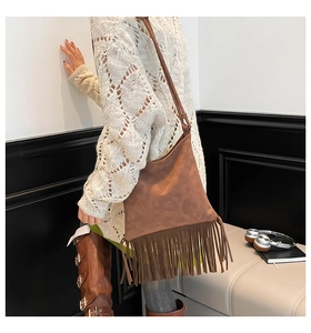 Vue détaillée du sac cabas en daim marron avec de longues franges au style bohème