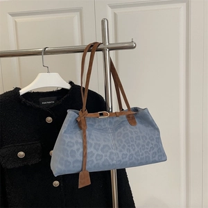 Sac fourre-tout bleu léopard avec bretelles marron et garnitures dorées pour un style chic