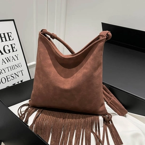 Sac fourre-tout chic en daim marron avec franges bohèmes pour la mode automnale