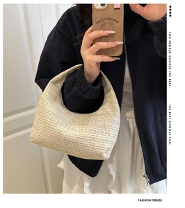 Détail du sac hobo tissé beige montrant la texture en V et le design en demi-lune