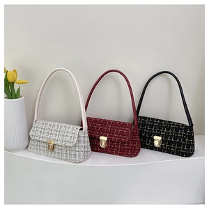 Détail des sacs en tweed avec fermoir doré en couleurs crème, bordeaux et noir