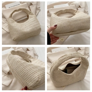 Détail de la doublure intérieure et du tissage du sac à bandoulière en paille beige