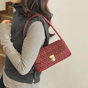 Sac à bandoulière chic en tweed rouge avec fermoir doré et chaîne élégante pour femmes