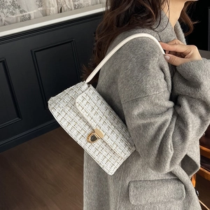 Sac bandoulière élégant en tweed blanc cassé avec fermoir doré et bandoulière en cuir