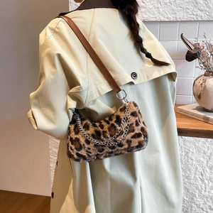 Borsa a tracolla peluche leopardata con texture in ecopelliccia e catena metallica