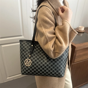Damen Jacquard-Shopper mit M-Muster und Goldanhänger für Herbst Winter 2025 Kollektion