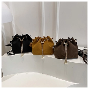 Bolsos de cubo elegantes en negro, mostaza y marrón con cadenas de oro y perlas