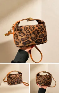 Detail van de bruine crossbodytas met luipaardprint, imitatiebont en gouden metalen gesp