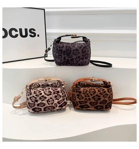 Details von drei Leo-Taschen mit flauschiger Textur und goldenen Drehverschlüssen