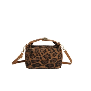 Modieuze crossbodytas met luipaardprint met bruine leren handvatten en gouden gespen
